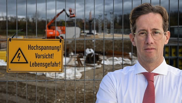 Die Kosten für den Ausbau der Stromnetze will FPÖ-Klubchef Reinhard Teufel vor dem VfGH ...