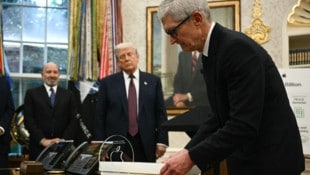 Der Technokrat Tim Cook kam im August des Vorjahres noch mit einem Präsent ins Weiße Haus – und ...