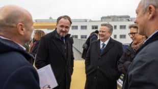 EU-Wohnkommissar Dan Jørgensen und Bürgermeister Michael Ludwig (SPÖ) mit Spitzen des Wiener ...