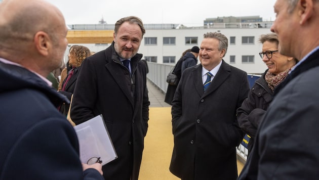 EU-Wohnkommissar Dan Jørgensen und Bürgermeister Michael Ludwig (SPÖ) mit Spitzen des Wiener ...