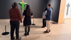 Sprachlos vor dem Kreuz: Christliche Flüchtlinge aus Syrien, Iran und Ägypten betrachten im ...