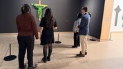 Sprachlos vor dem Kreuz: Christliche Flüchtlinge aus Syrien, Iran und Ägypten betrachten im ...