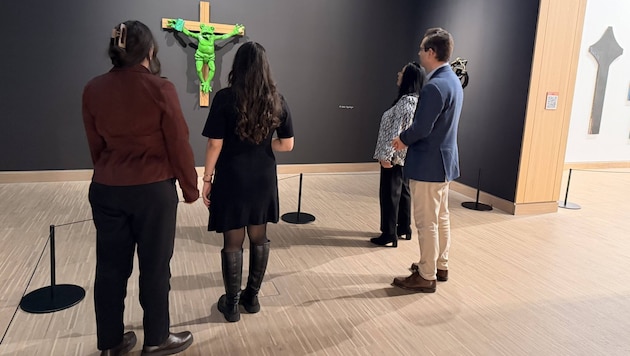 Sprachlos vor dem Kreuz: Christliche Flüchtlinge aus Syrien, Iran und Ägypten betrachten im ...