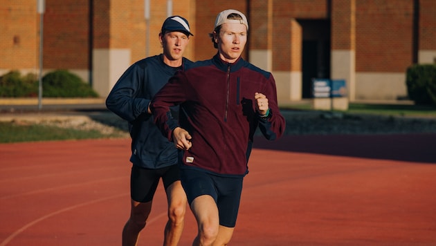 Die Tracksmith Fleece-Jacke gibt es mit in verschiedenen Modellen.