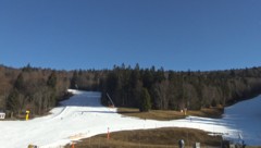 Am Hochficht ziehen weiße Bänder ins Tal – diese Pisten halten und werden bald wieder beschneit