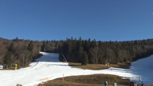 Am Hochficht ziehen weiße Bänder ins Tal – diese Pisten halten und werden bald wieder beschneit