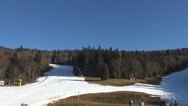 Am Hochficht ziehen weiße Bänder ins Tal – diese Pisten halten und werden bald wieder beschneit