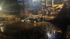 Das zertrümmerte Unfallauto versank in dem Teich in Ahorn.