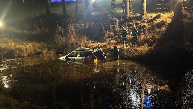 Das zertrümmerte Unfallauto versank in dem Teich in Ahorn.
