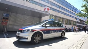 Christof Birbaumer Das Klinikgelände ist immer wieder Schauplatz von Polizeieinsätzen.