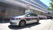 Die Polizei ermittelt, der Täter ist auf der Flucht. 