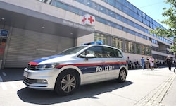 Die Polizei ermittelt, der Täter ist auf der Flucht. 