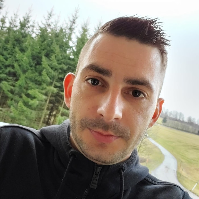 Ersthelfer Klaus Gillhofer (35) stieg in das kalte Gewässer.