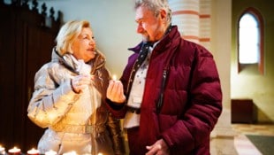 Anna (68) und Albert (72) in der Brigittakirche, wo ihr erstes Date stattfand.