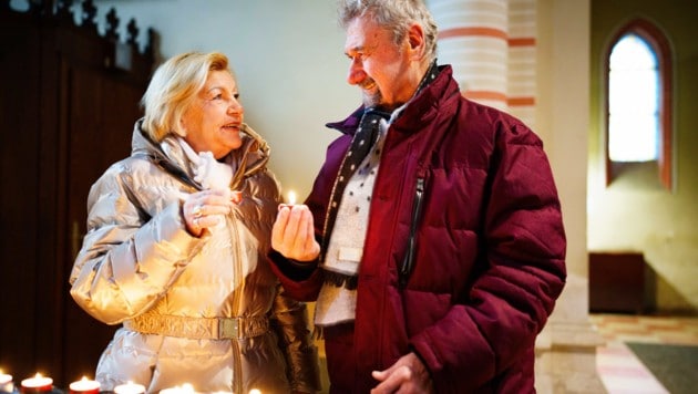 Anna (68) und Albert (72) in der Brigittakirche, wo ihr erstes Date stattfand.