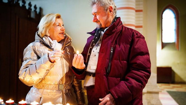 Anna (68) und Albert (72) in der Brigittakirche, wo ihr erstes Date stattfand.