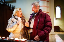 Anna (68) und Albert (72) in der Brigittakirche, wo ihr erstes Date stattfand.