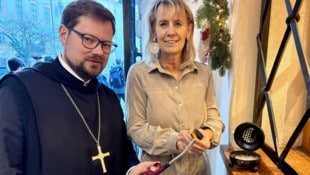 St.-Peter-Erzabt Jakob Auer und Klosterladen-Mitarbeiterin Judith Kreil zünden das ...
