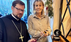 St.-Peter-Erzabt Jakob Auer und Klosterladen-Mitarbeiterin Judith Kreil zünden das ...