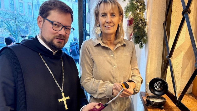 St.-Peter-Erzabt Jakob Auer und Klosterladen-Mitarbeiterin Judith Kreil zünden das ...
