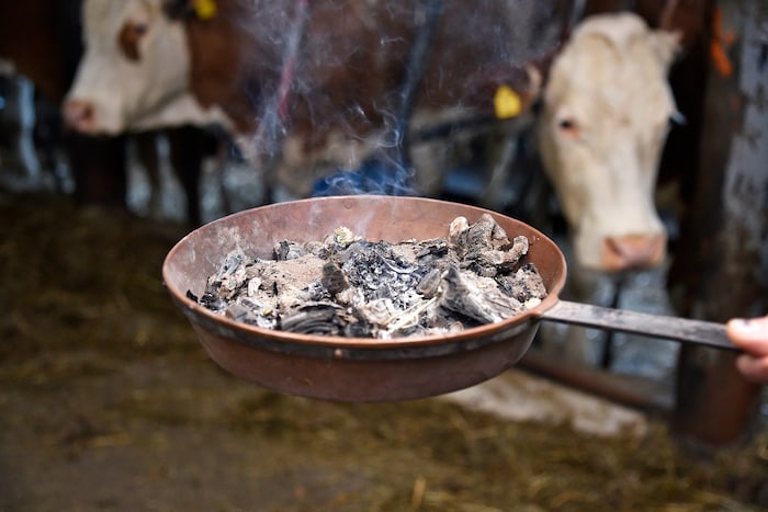 Das Pfandl und sein Rauch soll Haus und Hof vor Unheil bewahren.