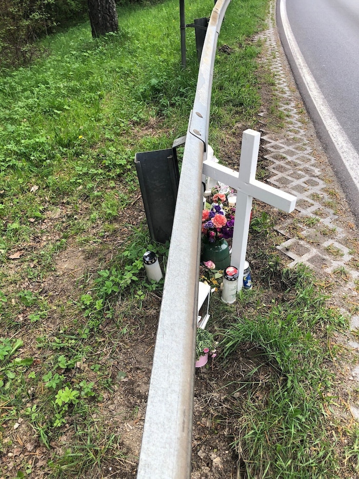 Gedenkkreuz für die getötete Schülerin an der Unfallstelle.