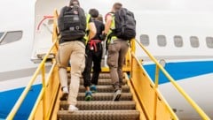 Nun wurde ein weiterer Straftäter außer Landes gebracht. (Symbolbild)