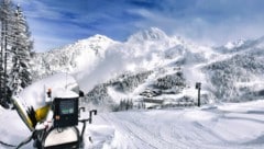 Auf der Kunstschneepiste stürzte eine 16-Jährige in ein Fangnetz. Als ihr ihre Mutter helfen ...