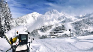 Auf der Kunstschneepiste stürzte eine 16-Jährige in ein Fangnetz. Als ihr ihre Mutter helfen ...