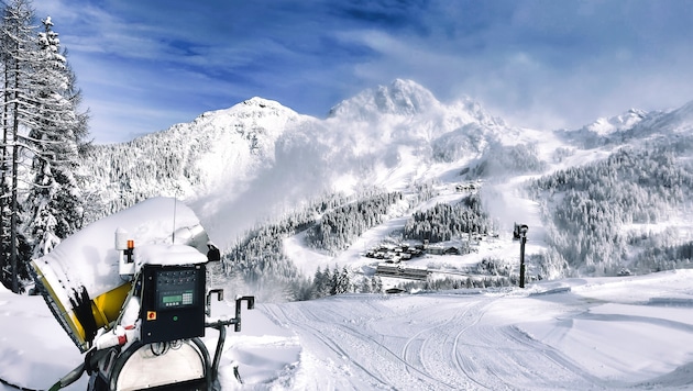 Auf der Kunstschneepiste stürzte eine 16-Jährige in ein Fangnetz. Als ihr ihre Mutter helfen ...