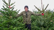 Mit wahren Prachtexemplaren: Georg Segmüller vom Christbaumland in Elixhausen.