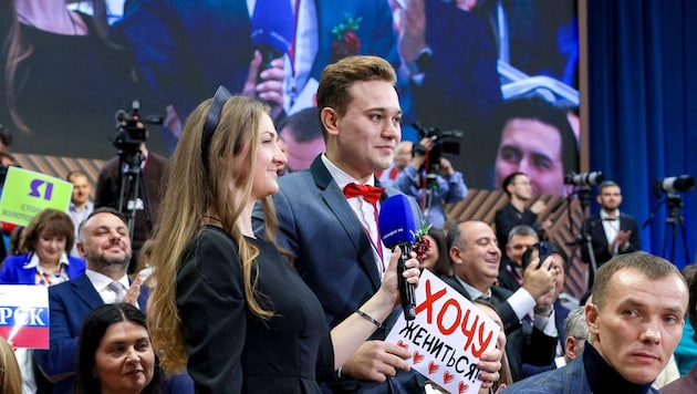 Der russische Journalist Kirill Bazhanov (vorne mit dem Plakat in der Hand) hat seiner Freundin ...