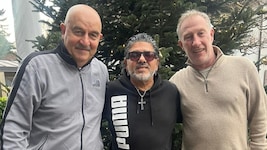 Maradona-Double Abi Atici mit Stani Tschertschessow (li.) und Stephan Marasek (re.).