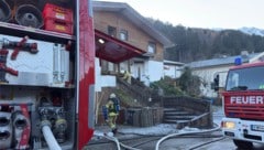 Ein Löschversuch mittels Feuerlöscher schlug fehl – die Feuerwehr musste mit Atemschutz ...
