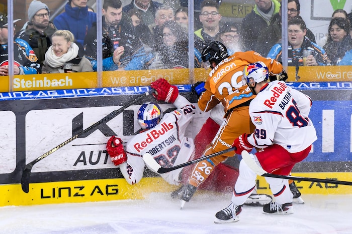 Zwischen den Black Wings Linz und Red Bull Salzburg ging es heiß her.