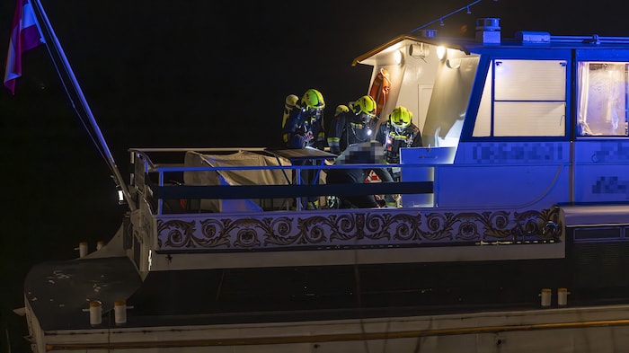 Die Crew bekämpfte die Flammen bereits mit Feuerlöscher.