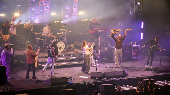 Ein großes Familienfest: Die deutsche Pop-Band Juli singt, Wanda spielen und tanzen dazu.
