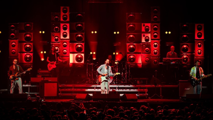 Bombast im Hintergrund, bewusst aufs Wesentliche gehaltene Rockkunst davor.