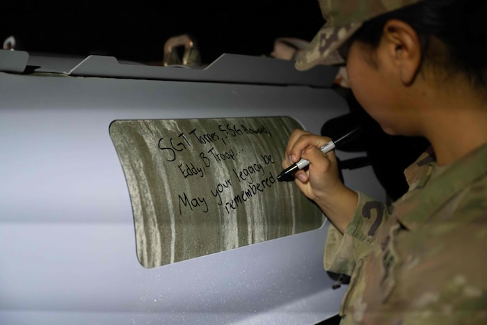 Eine US-Soldatin schreibt eine „Widmung“ auf eine Bombe, die beim Vergeltungsschlag in Syrien ...