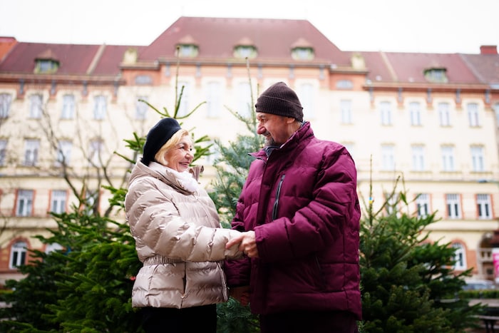 Beim Christbaummarkt in Brigittenau: Weihnachten verbringen sie bei ihr, Silvester bei ihm.