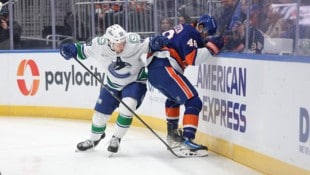 Marco Rossi (l.) feierte den nächsten Sieg mit Vancouver.