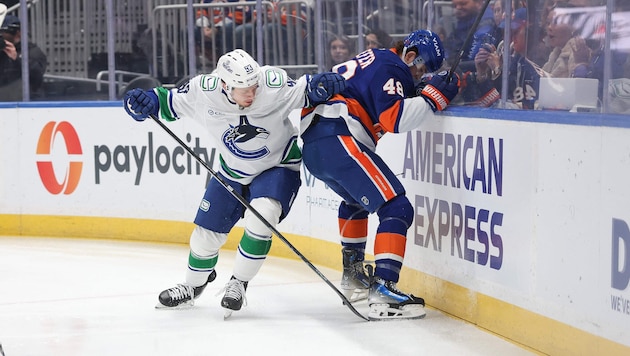 Marco Rossi (l.) feierte den nächsten Sieg mit Vancouver.