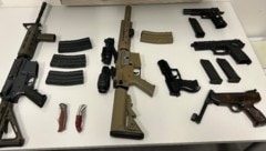 Die Polizei stellte mehrere Waffen sicher.