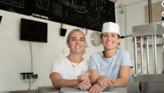 Doris Wasserburger mit einer ebenso engagierten Mitarbeiterin in der Manufaktur.