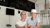 Doris Wasserburger mit einer ebenso engagierten Mitarbeiterin in der Manufaktur.