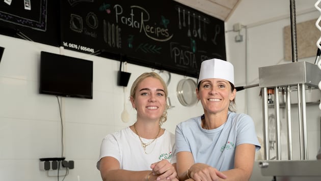 Doris Wasserburger mit einer ebenso engagierten Mitarbeiterin in der Manufaktur.