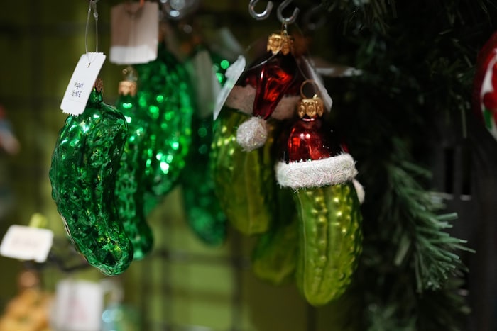 Weihnachtsgurken am Christbaum