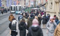 Volle Grazer Herrengasse im Nebelwetter: Viele erledigten am Samstag Weihnachtseinkäufe.