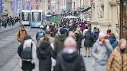 Volle Grazer Herrengasse im Nebelwetter: Viele erledigten am Samstag Weihnachtseinkäufe.