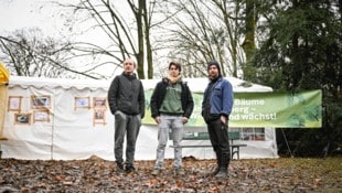 Sie trotzen der Kälte und dem Tunnelausbau: Die Aktivisten Andreas, Lenard und Peter (v. li.). 